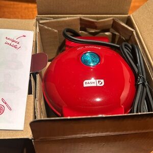 New in box electric mini pizzelle maker. Never used. Recipe book included